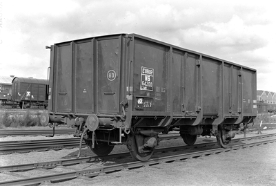 167238 Afbeelding van de open goederenwagen nr. 64200 van de N.S. (Europ-pool, type GTMW) bij de wagenwerkplaats van de ...